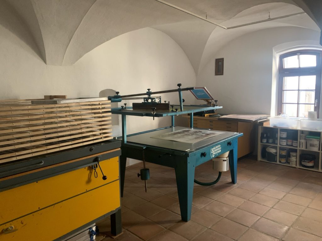 Blick in die Siebdruckwerkstatt der Griesbadgalerie Ulm. Foto: Griesbadgalerie Ulm e. V.