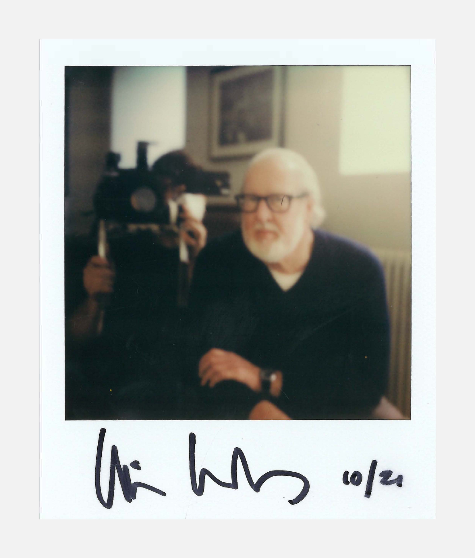 Der Autor Armin Kratzert besticht durch gedankliche Schärfe. Im Gegensatz zur Bildqualität des uns vorliegenden Fotos. ABER: Eine Aufnahme von Wim Wenders!